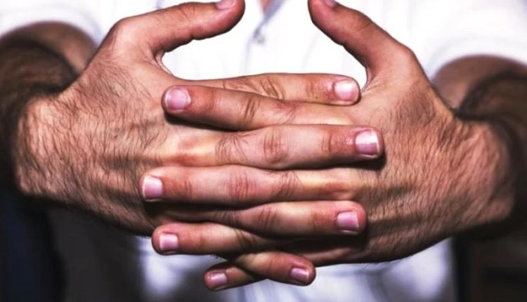 Τεντώνετε τις αρθρώσεις σας; Διαβάστε τι προκαλεί το κρακ!